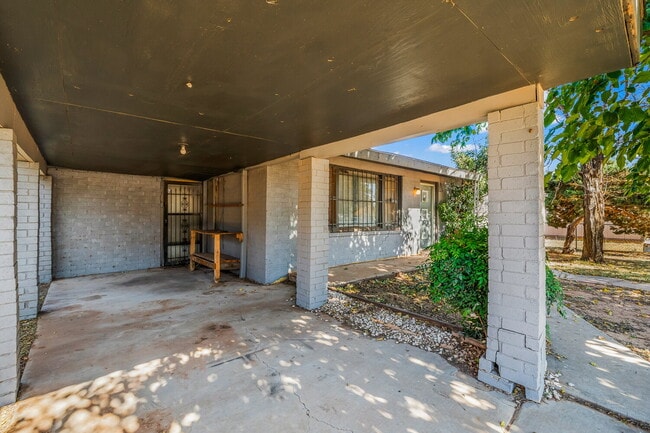 Building Photo - Large 3/2 with Access to Loop 289 and Idalou Highway