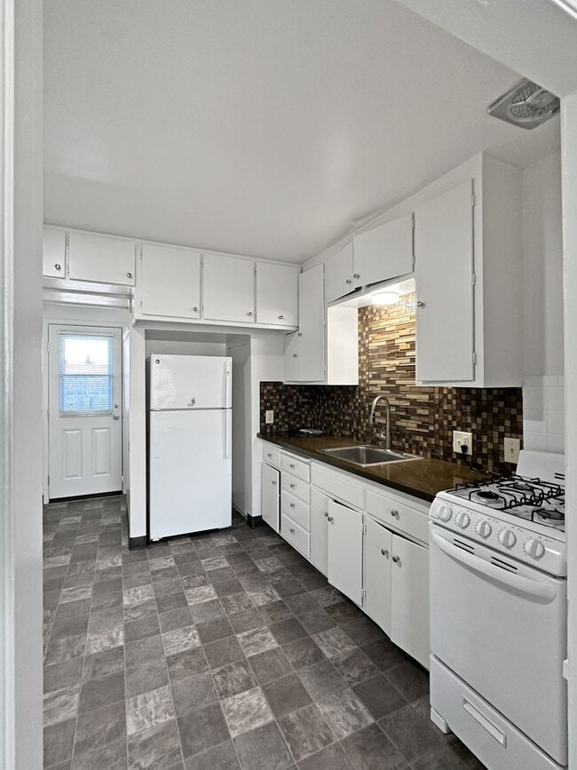 Building Photo - Upgraded Two Bedroom Apartment in 4-Plex