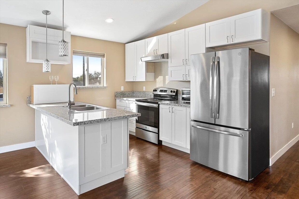 Foto principal - Now Available for Rent – Beautifully Upgra...