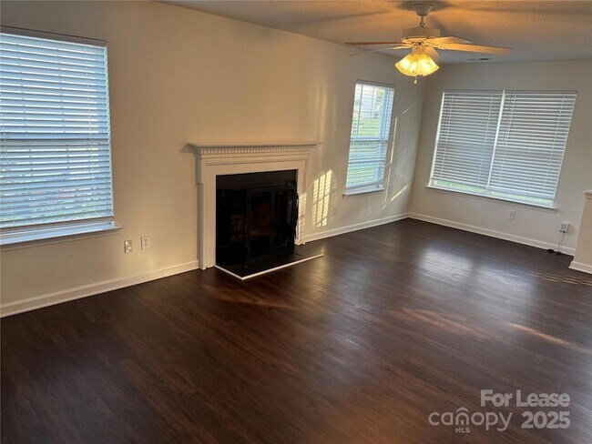 Foto del edificio - 8821 Cameron Spring Rd