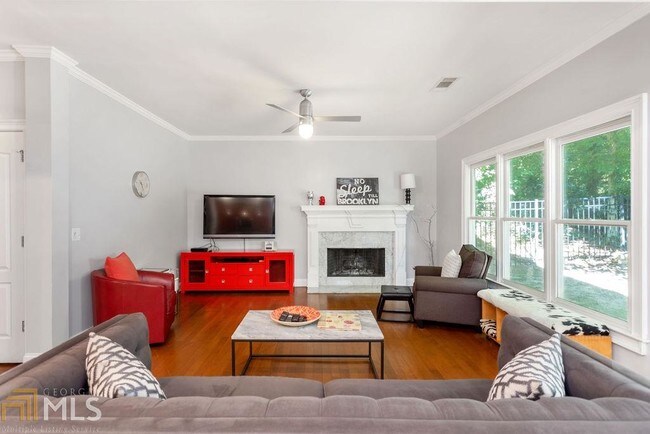 Foto del edificio - 32 Edwin Pl NW