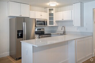 2BD, 1BA - 889SF - Kitchen - Westshore Flats