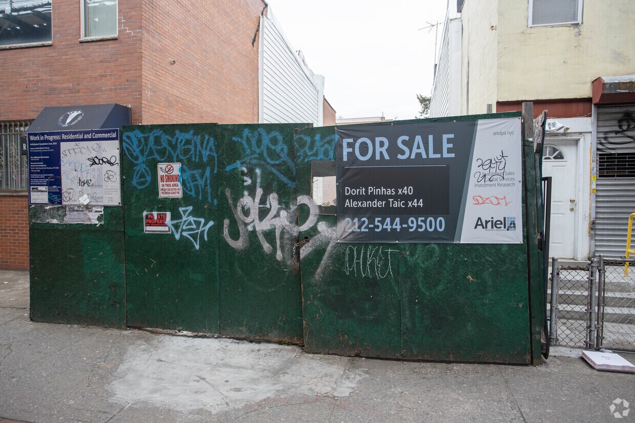 Primary Photo - 67-11 Roosevelt Ave