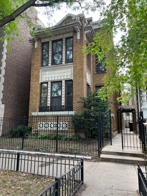 Primary Photo - 1057 W Oakdale Ave
