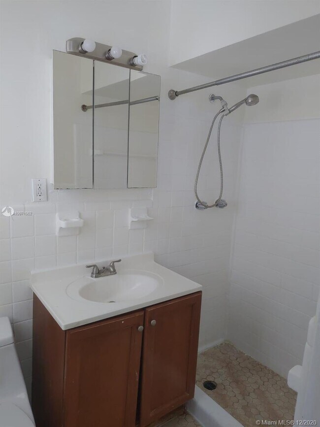 Foto del edificio - 8221-8223 Crespi Blvd