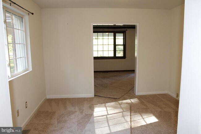 Building Photo - 6289 Fairview Dr