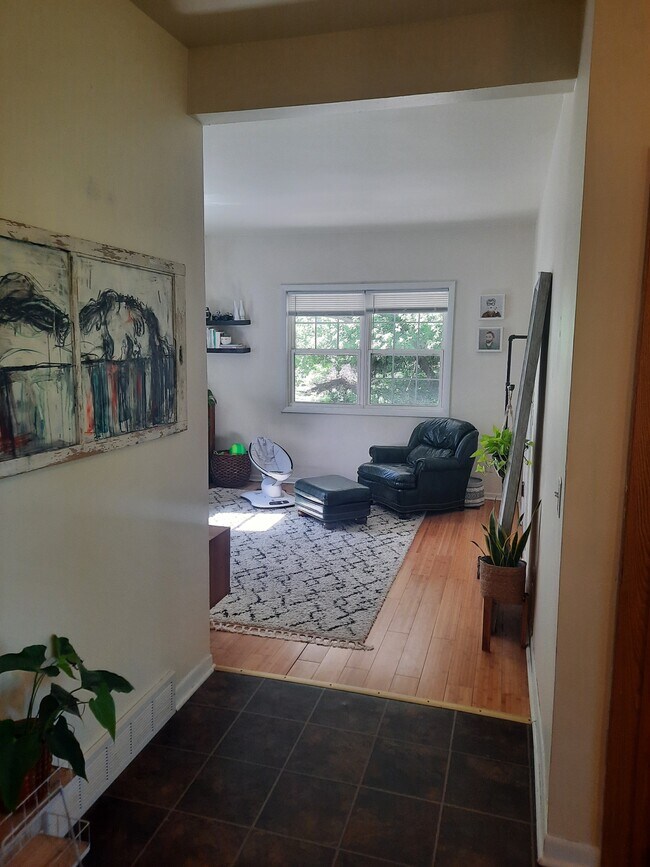 Foto del edificio - 839 E John St