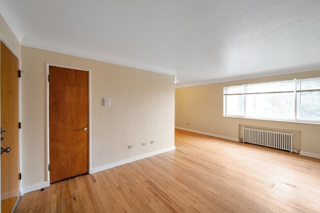 Foto del edificio - Large two Bed / One bath condo in great Art deco building near Washington park.