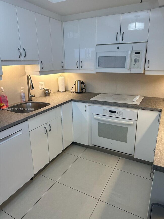 Building Photo - 20515 E Country Club Dr