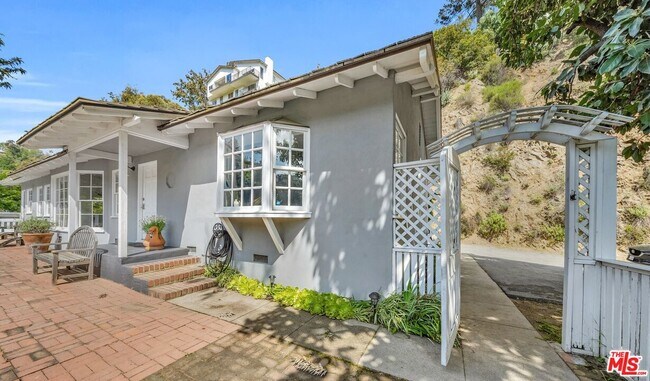 Building Photo - 2395 Nichols Canyon Rd