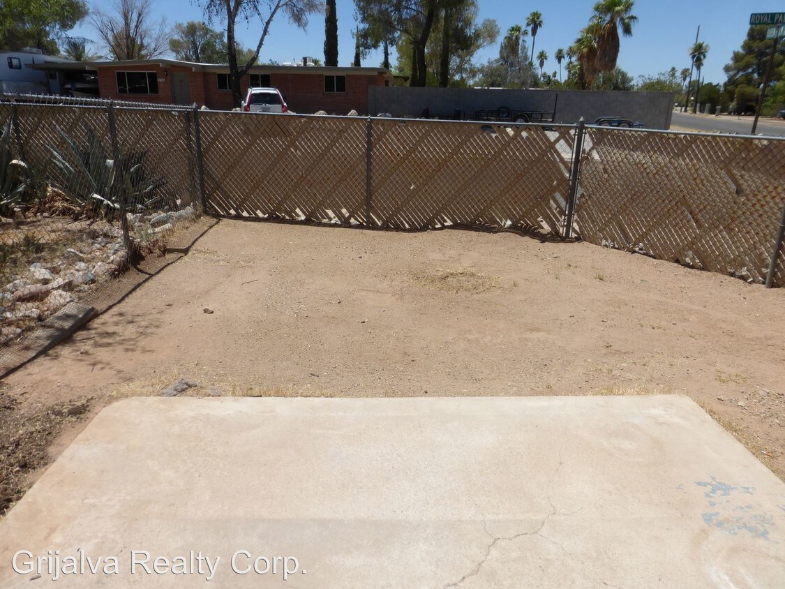 Building Photo - 3809-3815 S Queen Palm Dr