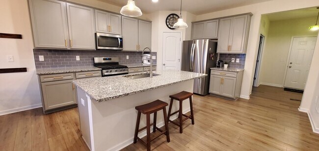 Foto del edificio - Gorgeous 4 beds 2.5 baths in Johnstown