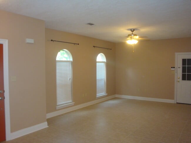 Building Photo - 170 Zoe Dr