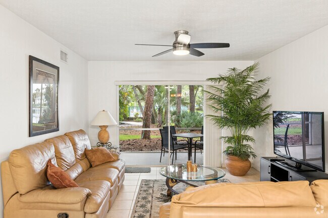 2 habitaciones, 2 baños - 121 metros cuadrados - Sala de estar - St. Lucie Oaks