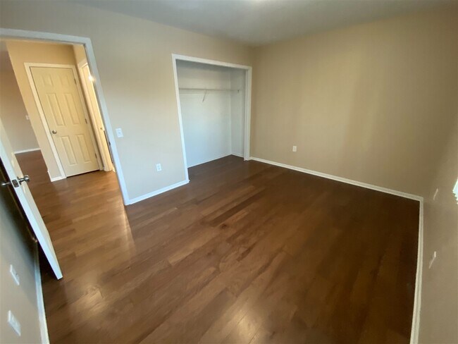 Building Photo - 509 Oak St
