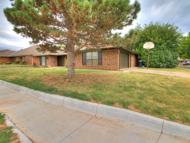 Photo - Large Corner Lot - 4 Bed/2.5 Bath + Study - 1 mile from PC North High School House