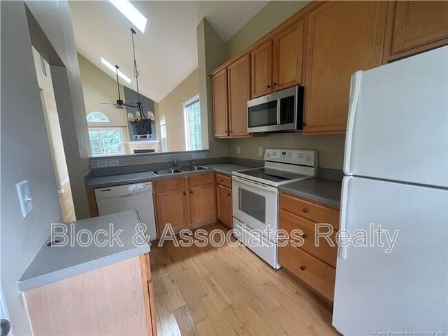 Building Photo - 112 Summit Oaks Ln