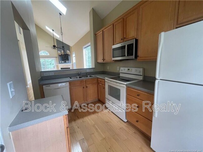 Foto del edificio - 112 Summit Oaks Ln