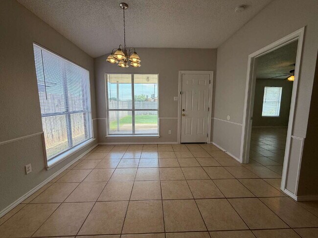 Building Photo - "Spacious 3-Bedroom Haven with 2 Full Baths – 1,592 Sq Ft of Comfort in Lubbock!"