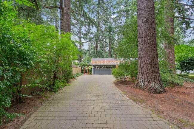 Foto del edificio - Spacious Lake Oswego 3 Bed Home with AC, Yard, and 2 Car Garage