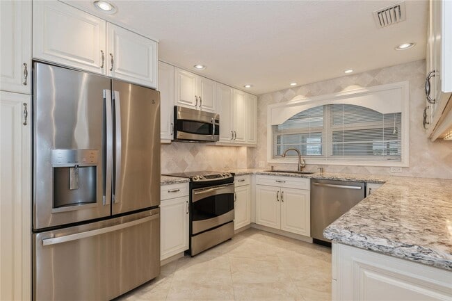 Building Photo - 5100 Bayview Dr