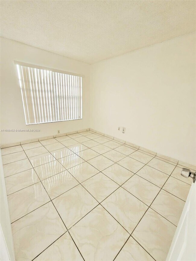 Foto del edificio - 251 Northwest 177th Street Apt #A-120, Mia...