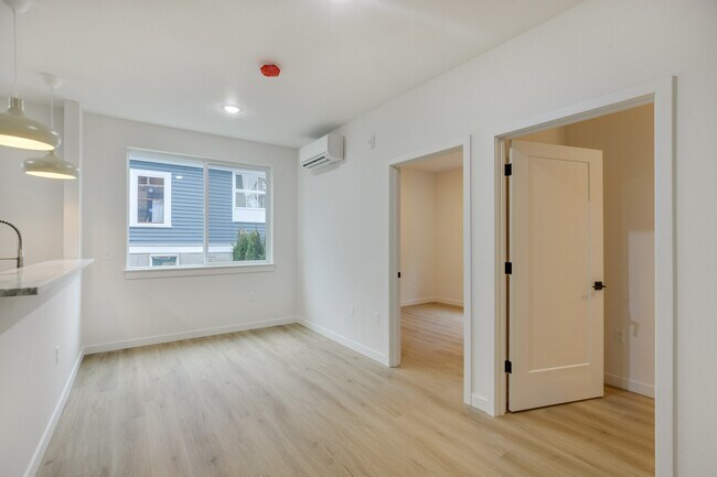 Building Photo - 2071 Northeast Davis Street, Unit 101