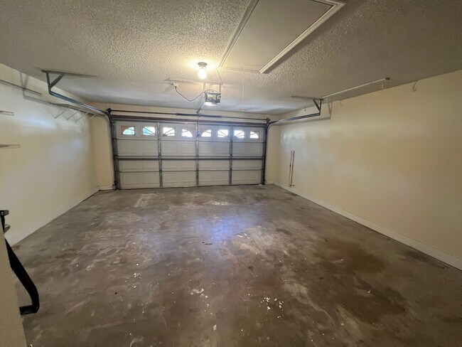 Building Photo - Home For Rent