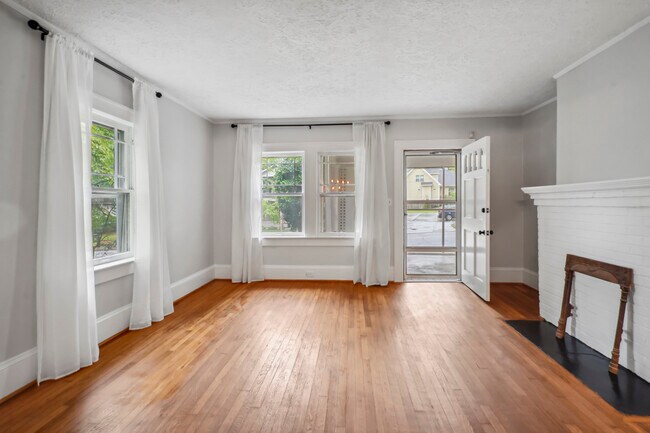 Sala de estar - 1858 Lyle Ave
