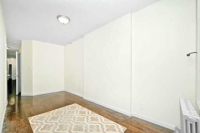 Building Photo - 414 E 71st St