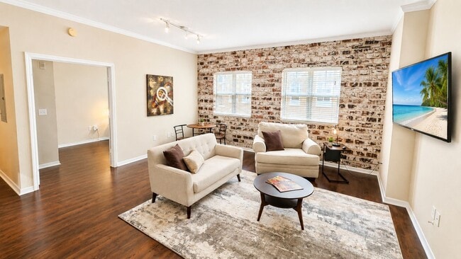 Building Photo - 1064 N Tamiami Trl