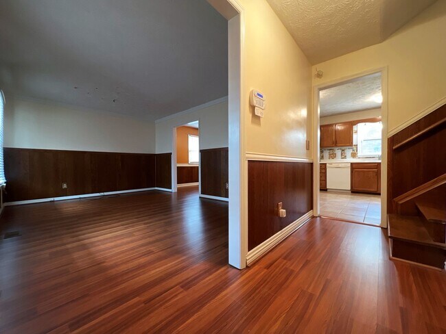 Building Photo - Two Master Bedrooms, Two Living Rooms, Nea...