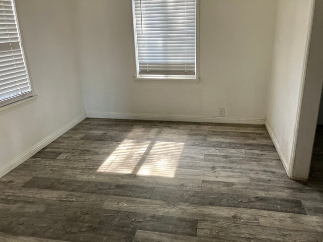 Foto del edificio - 15568 Binney St