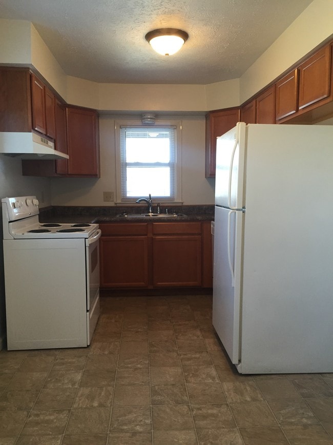 22 White Circle Kitchen - 22 White Cir
