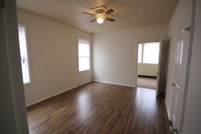 Foto del edificio - 4217 S Grand Blvd