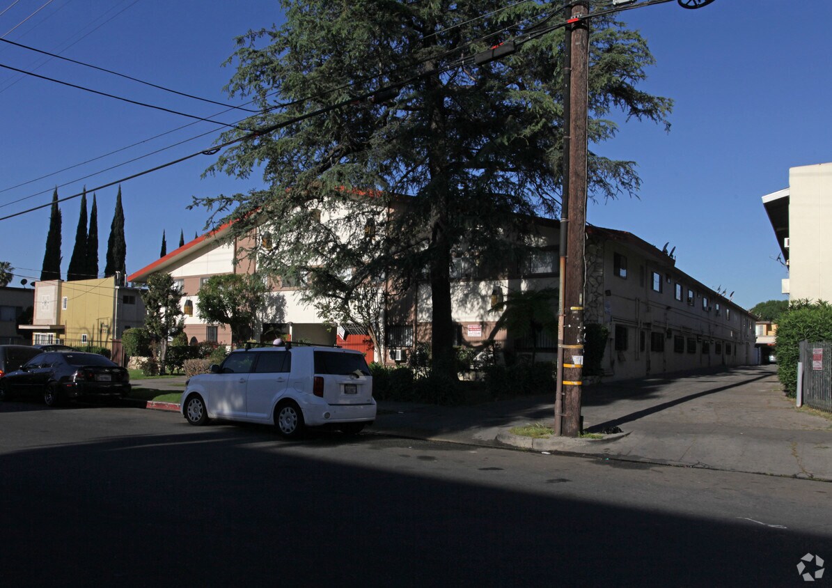 Foto del edificio - 8749 Tobias Ave