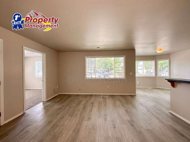 Building Photo - 5843 W Clearview Ln