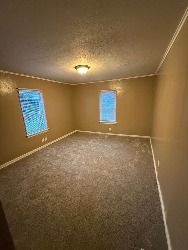 Building Photo - 3 BR/2 BA home on historic west end!