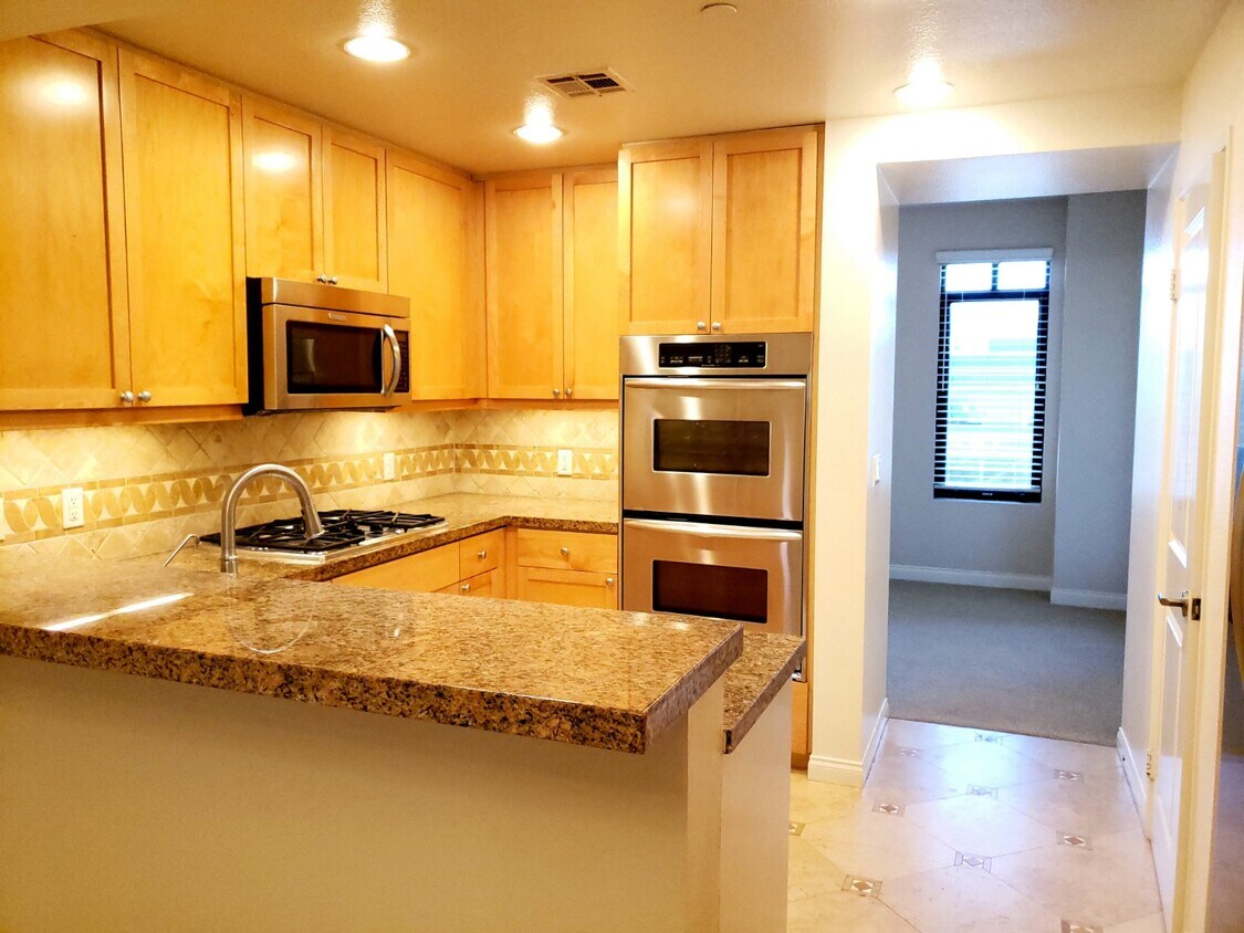 kitchen - 5625 Crescent Park W