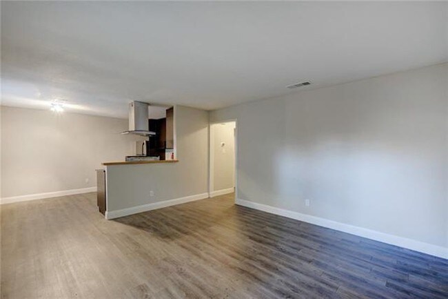 Foto del edificio - 3300 Northeast Dr