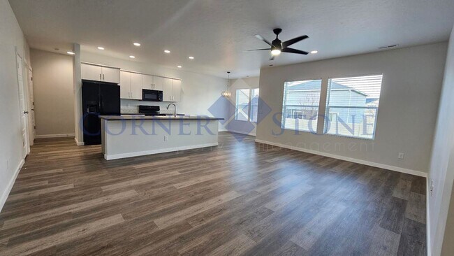 Building Photo - FIRST MONTH RENT FREE WITH FLEXIBLE LEASE ...