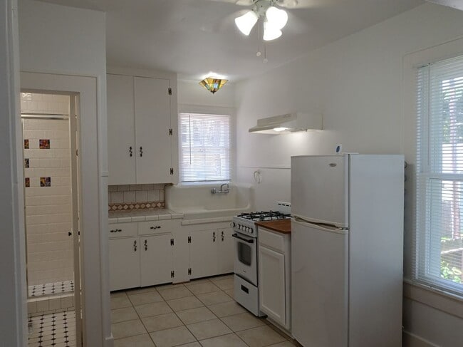 Building Photo - 2924 1/2 Bernardo De Galvez Ave