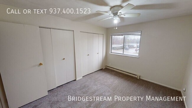 Building Photo - Updated middle level 1 bedroom, 1 bath uni...