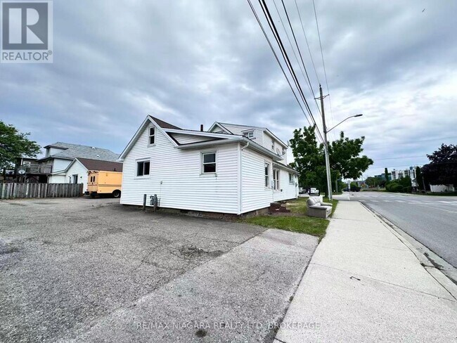 Building Photo - 5703-5703 Desson Ave