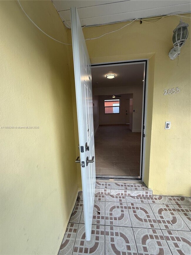 Foto del edificio - 2051-2055 NE 167th St