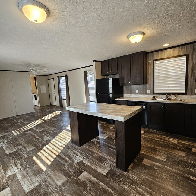 Building Photo - 3-bedroom, 2-bathroom, 960 square feet of ...