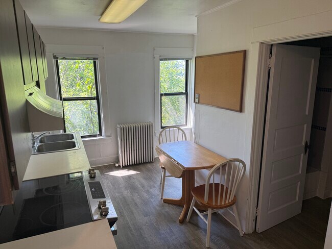 Cocina y comedor - 1053 Danby Rd
