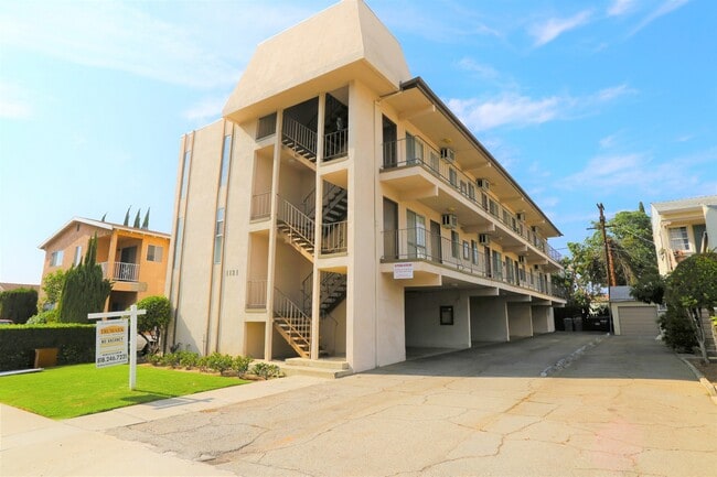 Building Photo - 1121 E Palmer Ave