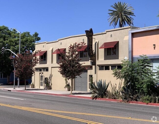 Building Photo - 805 E. 7th St.