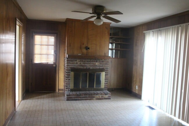 Building Photo - 2208 Lullwater Rd